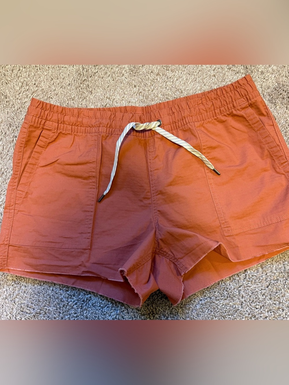 Vuori women’s shorts NEW never worn!
Casual Drawstring Shorts in Rust Orange